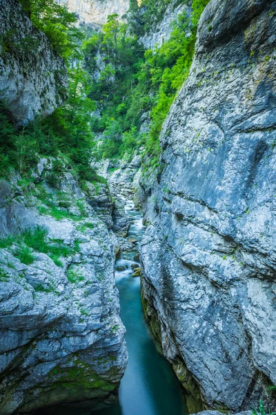 Fiume Ebro attraverso una valle in Cantabria, Spagna — Foto Stock