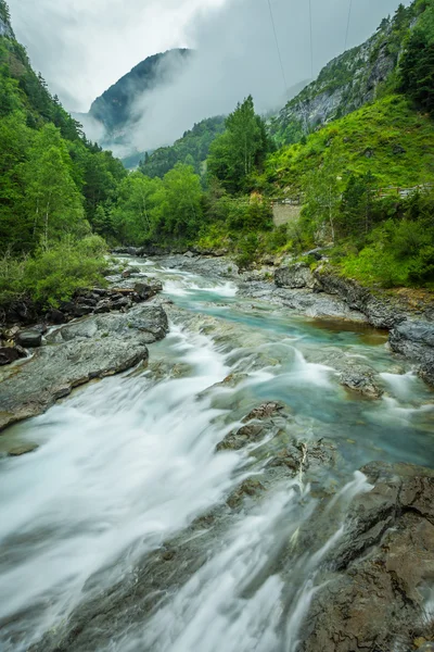 Río Ebro a través de un valle en Cantabria, España —  Fotos de Stock
