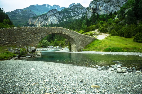 Rio Ebro através de um vale na Cantábria, Espanha — Fotografia de Stock