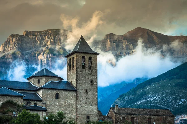 Ciudad de Torla en Ordesa Pakr nacional en los pirineos españoles . — Foto de Stock