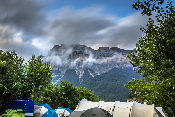 Hermoso paisaje del famoso Parque Nacional de Ordesa, Pirineos, Sp — Foto de Stock