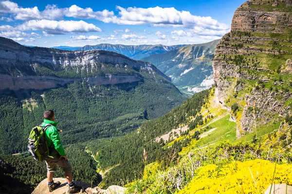 Hombre excursionista en la cima de una montaña —  Fotos de Stock
