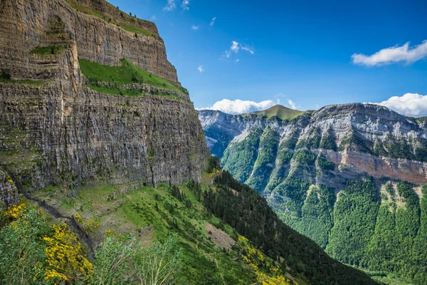 Montanhas nos Pirinéus, Parque Nacional do Vale de Ordesa, Aragão , — Fotografia de Stock