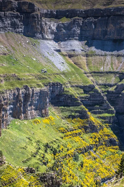 Canyon in Ordesa Nationaal Park, Pyreneeën, Huesca, Aragon, Spanje — Stockfoto