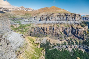 İspanyol ulusu Monte Perdido ve Ordesa'nın vadide görme