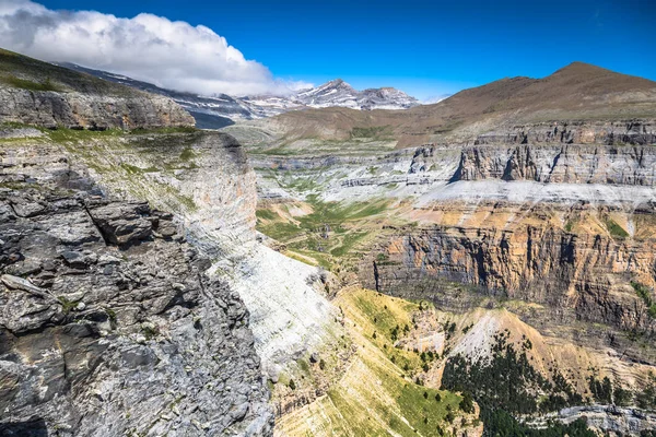 Vista del Monte Perdido e della valle di Ordesa nella nazione spagnola — Foto Stock