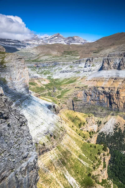 Monte Perdido en Ordesa de vallei in de Spaanse natie uit het oog — Stockfoto