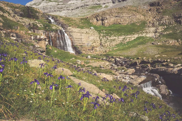 Vodopád de cotatuero pod Monte Perdido v Ordese údolí Arag — Stock fotografie