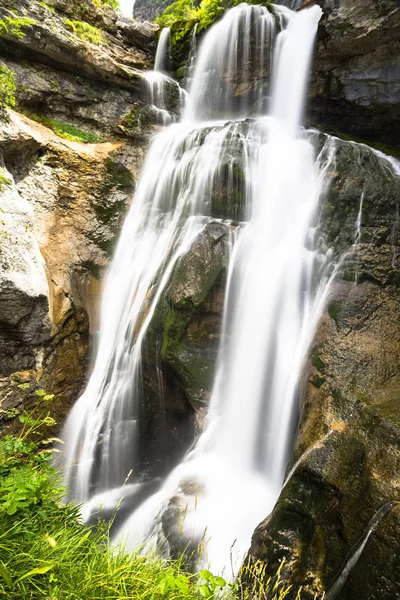 Cascada de la Cueva waterfall in Ordesa valley Pyrenees Huesca S — 图库照片