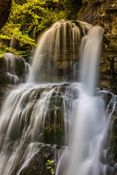 Cascada de la Cueva waterfall in Ordesa valley Pyrenees Huesca S — 图库照片