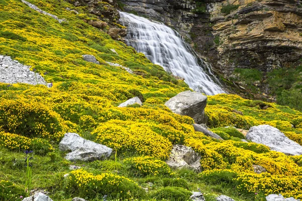 Cascada Cola de Caballo cachoeira sob Monte Perdido em Ordesa — Fotografia de Stock