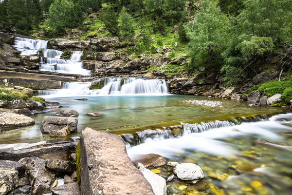 Gradas de Soaso. Cascata nel parco nazionale spagnolo Ordesa a — Foto Stock