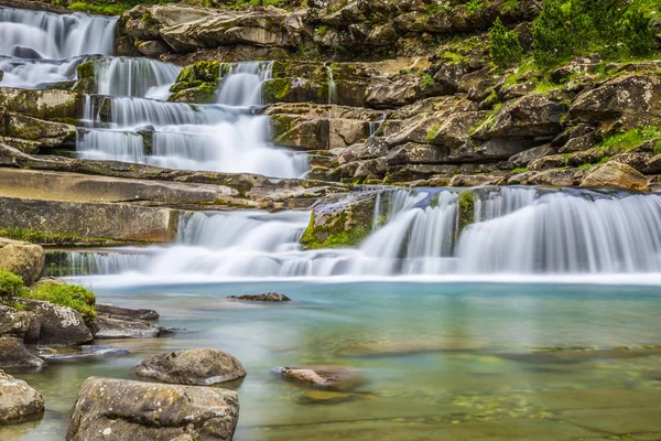 Gradas de Soaso. Waterval in het Spaanse nationaal park Ordesa een — Stockfoto