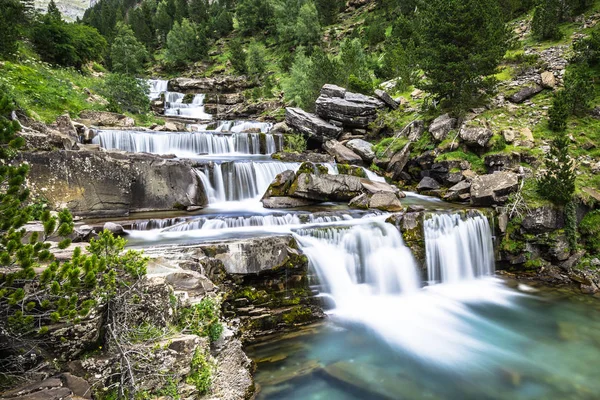 Gradas de Soaso. Cascata nel parco nazionale spagnolo Ordesa a — Foto Stock