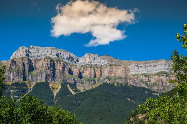 Vackra landskap av berömda Ordesa nationalpark, Pyrenéerna, Sp — Stockfoto
