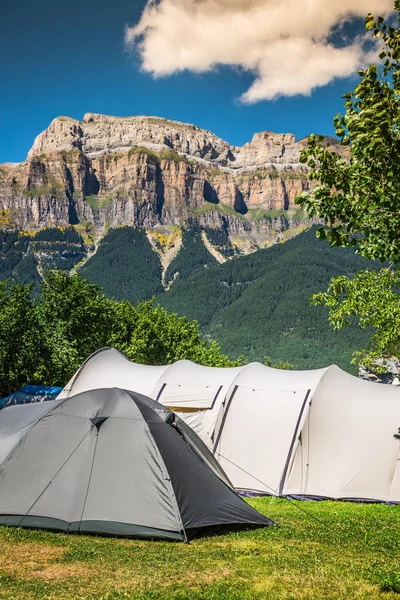 Hermoso paisaje del famoso Parque Nacional de Ordesa, Pirineos, Sp — Foto de Stock