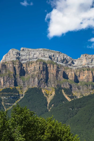Piękny krajobraz, słynnego parku narodowego Ordesa, Pirenejach, Sp — Zdjęcie stockowe