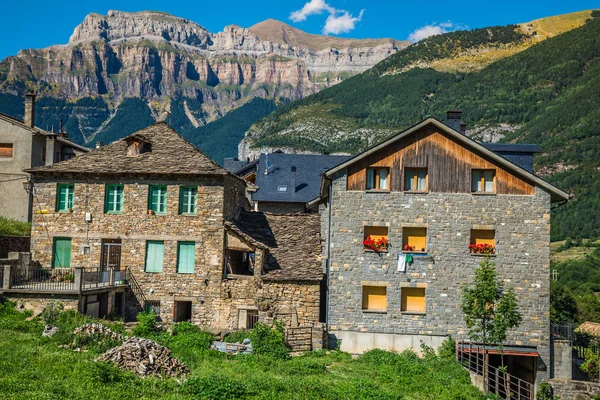 Ciudad de Torla en Ordesa Pakr nacional en los pirineos españoles . — Foto de Stock