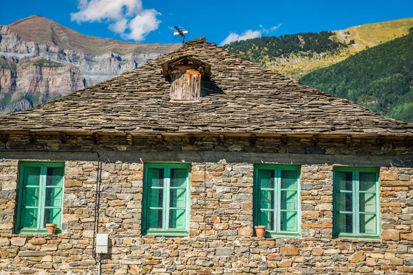 Ciudad de Torla en Ordesa Pakr nacional en los pirineos españoles . — Foto de Stock