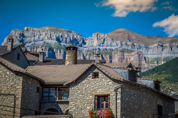 Torla stad in Ordesa Nationaal pakr in de Spaanse Pyreneeën. — Stockfoto