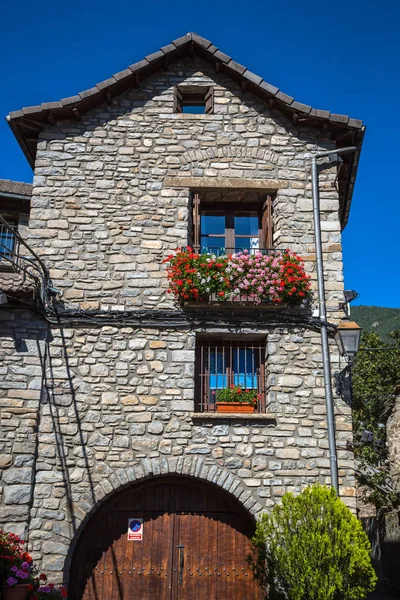 Ciudad de Torla en Ordesa Pakr nacional en los pirineos españoles . — Foto de Stock