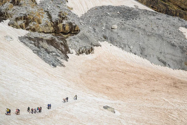 Menschen, die in den Bergen reisen große Gruppe von Touristen — Stockfoto