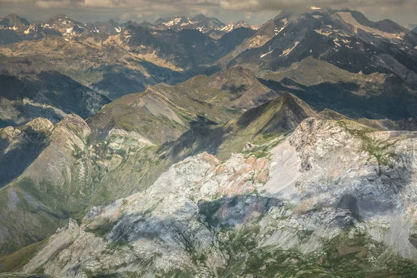 Пейзаж в Пиренеях — стоковое фото