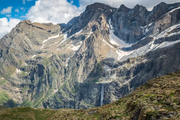 Vista panorámica del famoso Cirque de Gavarnie con Gavarnie Fall in P — Foto de Stock