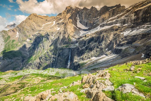 Vacker utsikt över berömda Cirque de Gavarnie med Gavarnie falla i P — Stockfoto