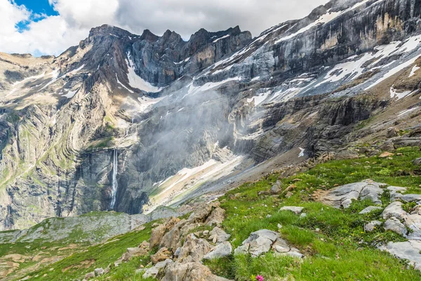 Hermoso paisaje de montañas de los Pirineos con el famoso Cirque de —  Fotos de Stock