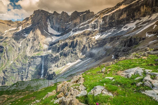 Vista panorámica del famoso Cirque de Gavarnie con Gavarnie Fall in P — Foto de Stock