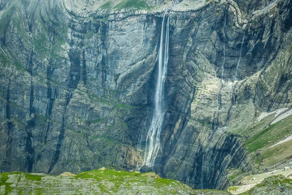 Scenic view of famous Cirque de Gavarnie with Gavarnie Fall in P — Stock Photo, Image