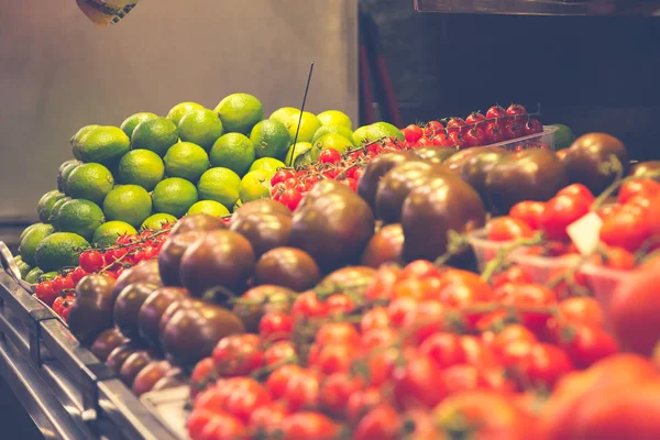 Frutas e legumes em La Boqueria, a marca mais famosa — Fotografia de Stock
