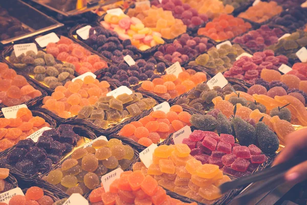 Barcelona, La Boqueria Um mercado coberto de peixe, carne, legumes — Fotografia de Stock