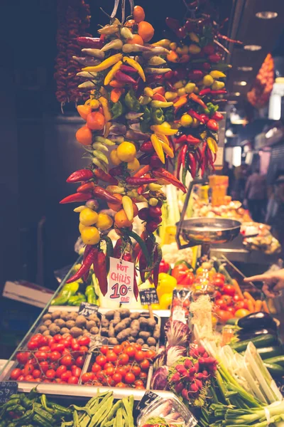 Groenten en fruit kraam in La Boqueria, het meest bekende merk — Stockfoto