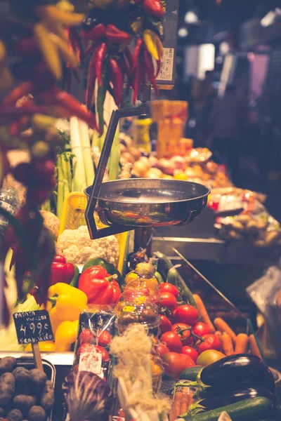 Barcelona, la boqueria ein überdachter Markt für Fisch, Fleisch, Gemüse — Stockfoto