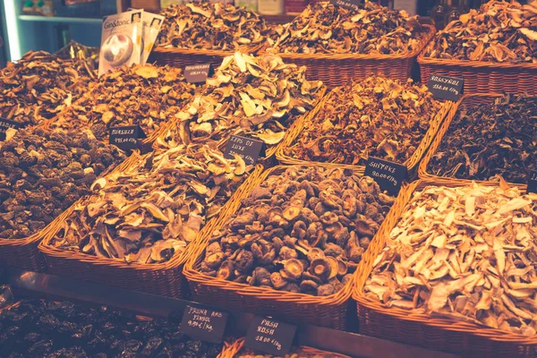 Groenten en fruit kraam in La Boqueria, het meest bekende merk — Stockfoto