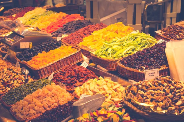 Fruits and vegetables stall in La Boqueria, the most famous mark — Stock Photo, Image