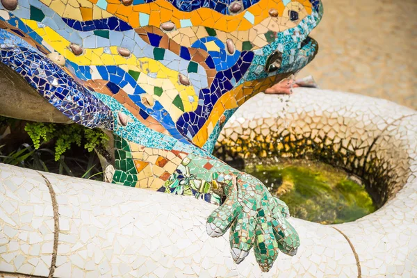 Berömda Gaudi ödla i park Güell, Barcelona, Spanien — Stockfoto