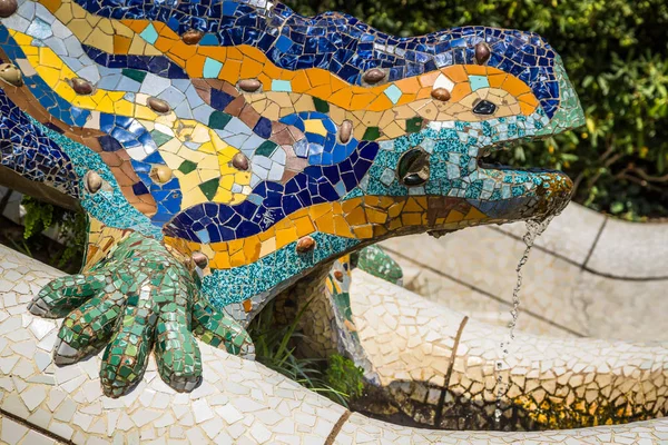 Famoso lagarto de Gaudí en el parque Güell, Barcelona, España — Foto de Stock