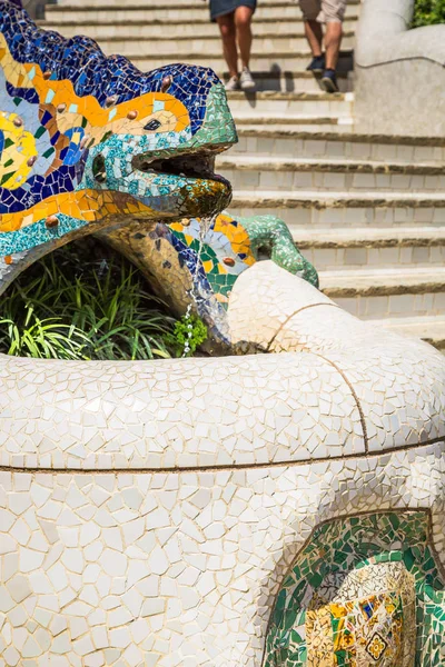 パーク グエル、バルセロナ、スペインで有名なガウディのトカゲ — ストック写真