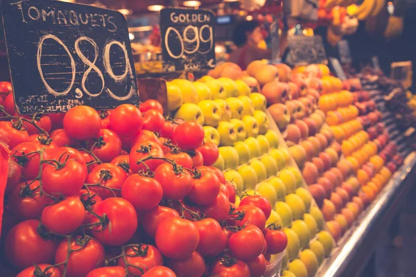 Fruits and vegetables stall in La Boqueria, the most famous mark — Stock Photo, Image