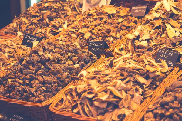 Barcelona, La Boqueria Un mercado cubierto de pescado, carne, verduras —  Fotos de Stock