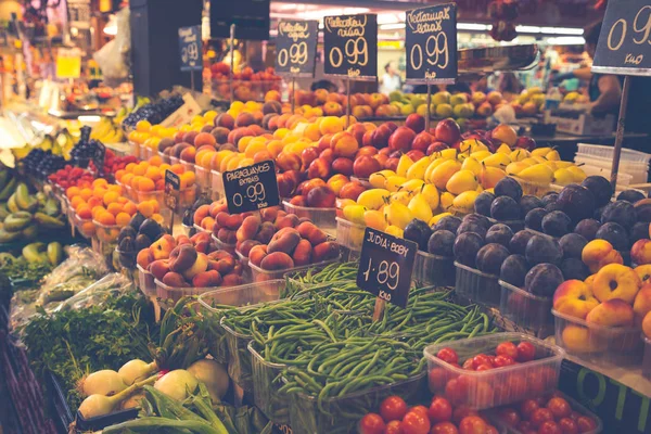 Fruits and vegetables stall in La Boqueria, the most famous mark — Stock Photo, Image