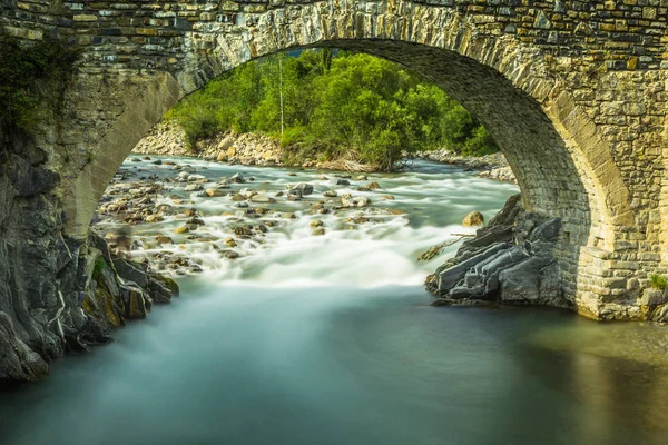 Vista da ponte de pedra velha sobre o rio — Fotografia de Stock