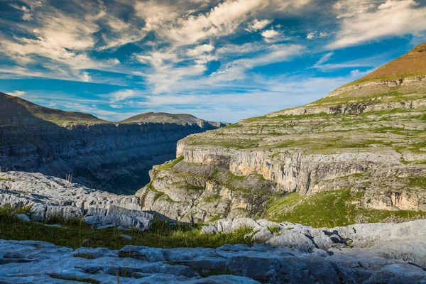 Vista do vale de Ordesa e maciço de Monte Perdido, Pirinéus, Espanha . — Fotografia de Stock