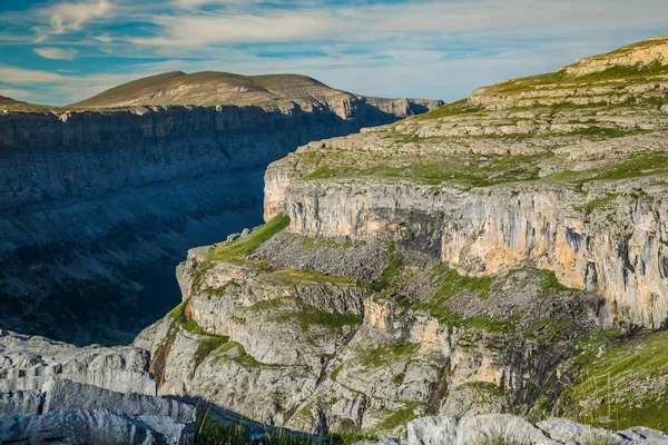 Vy över dalen Ordesa och Monte Perdido massivet, Pyrenéerna, Spanien. — Stockfoto