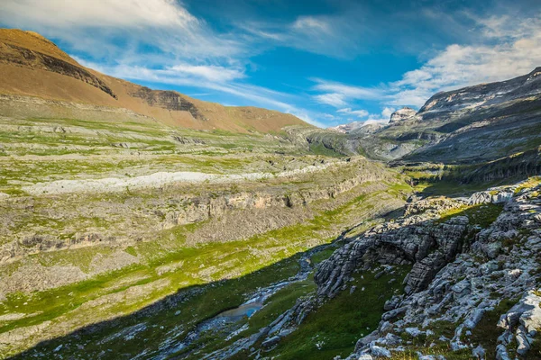 Widok z doliny Ordesa i Monte Perdido masywu, Pireneje, Północna Hiszpania. — Zdjęcie stockowe