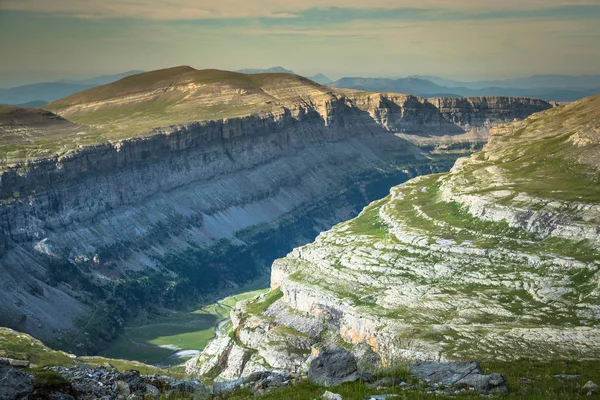 Vy över dalen Ordesa och Monte Perdido massivet, Pyrenéerna, Spanien. — Stockfoto