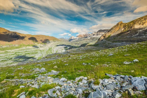 Vy över dalen Ordesa och Monte Perdido massivet, Pyrenéerna, Spanien. — Stockfoto